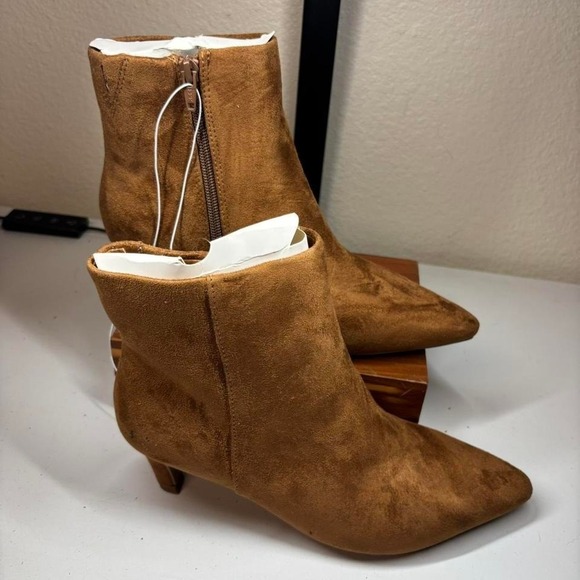 Universal Thread Womens 8 Brown Faux Suede Pointed Kitten Heel Ankle Boots NWT - Picture 2 of 6